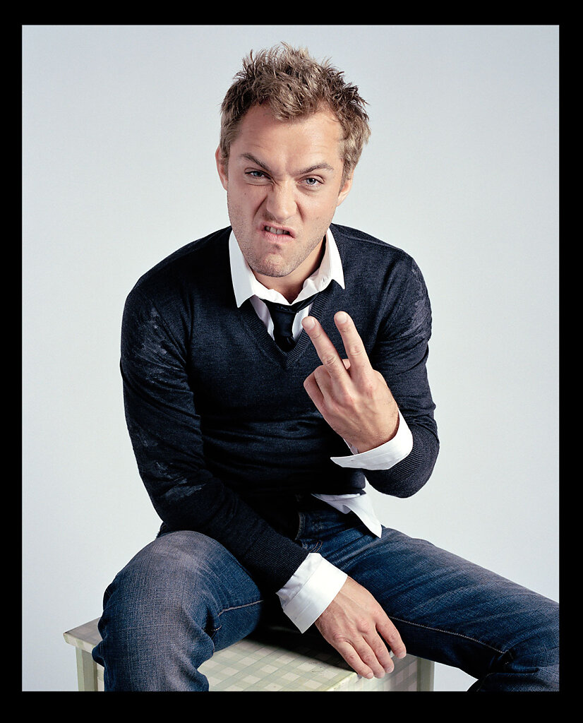 004-Jude-Law-V-sign.jpg